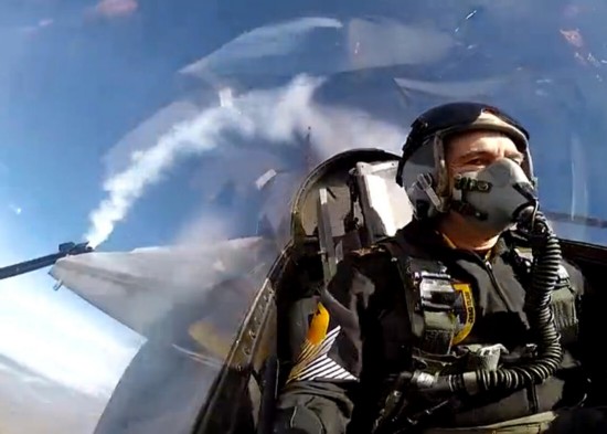 62岁空军司令乘机完成高难动作