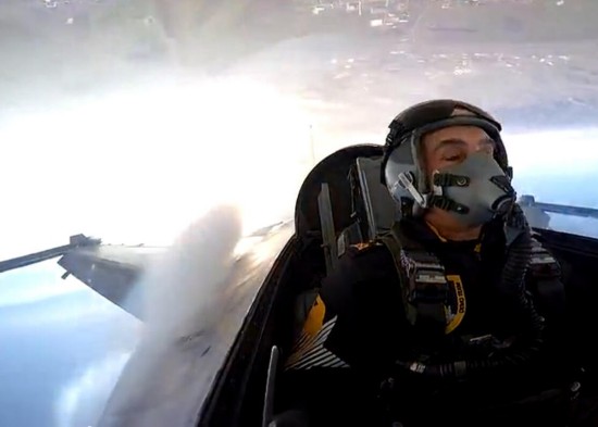 62岁空军司令乘机完成高难动作