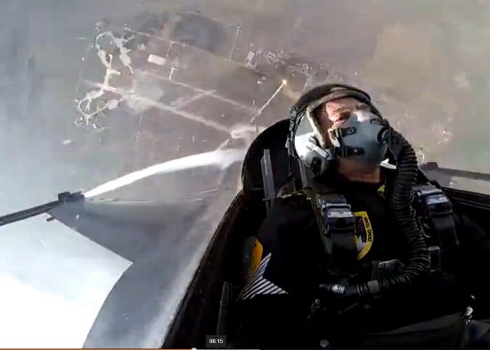 62岁空军司令乘机完成高难动作