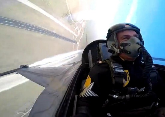 62岁空军司令乘机完成高难动作