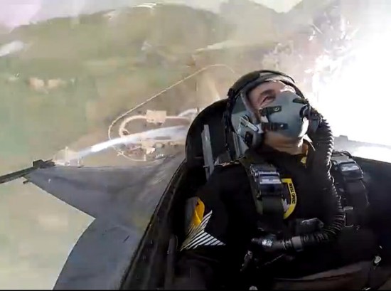 62岁空军司令乘机完成高难动作