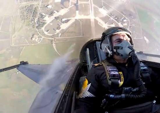 62岁空军司令乘机完成高难动作