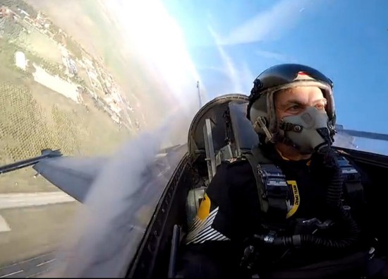 62岁空军司令乘机完成高难动作