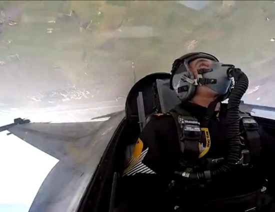 62岁空军司令乘机完成高难动作