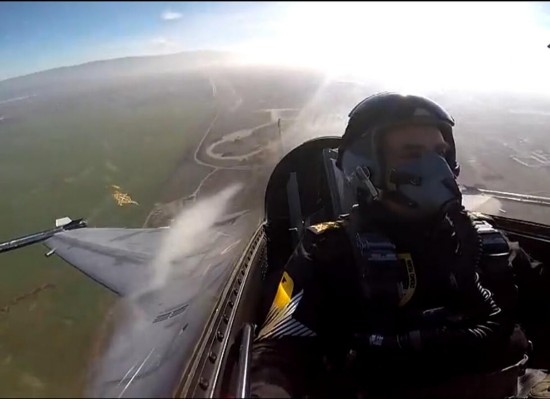 62岁空军司令乘机完成高难动作