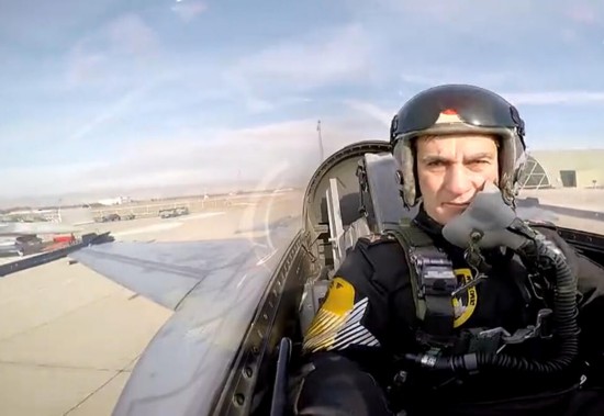 土耳其空军司令所乘战机拉出边条涡流。