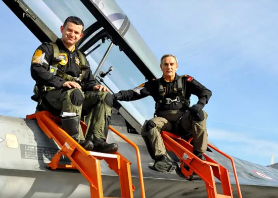 土耳其空军司令所乘战机完成飞行表演着陆。