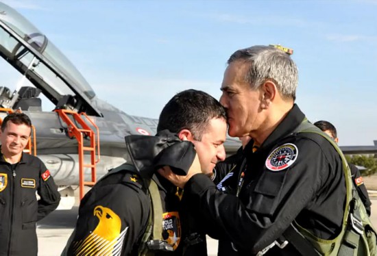 土耳其空军司令与驾驶这架F-16的飞行员在战机上合影。