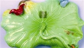 清乾隆粉彩雕镶荷叶香橼盘赏析