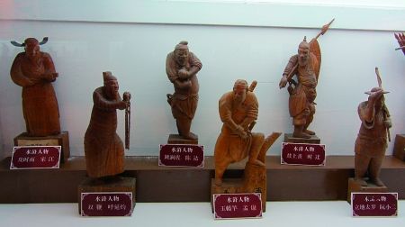 艺术盲人变木雕艺术家：一年雕出《水浒》108将