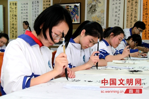 成都学生写书法作品传播结核病防治知识