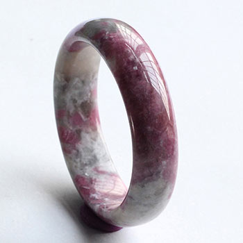 梅花碧玺：空有美丽外表但却不是宝石