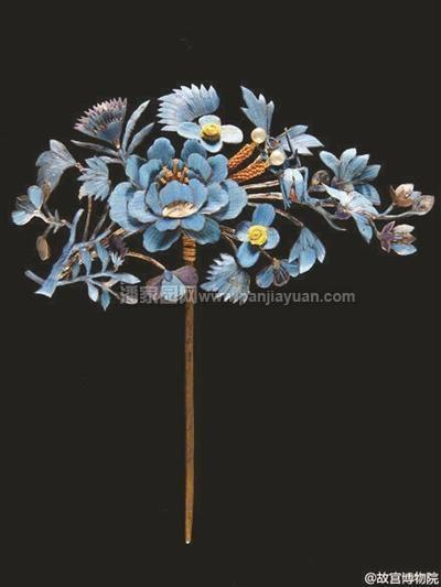 京剧演员晒点翠头面惹争议 回应称莫名其妙