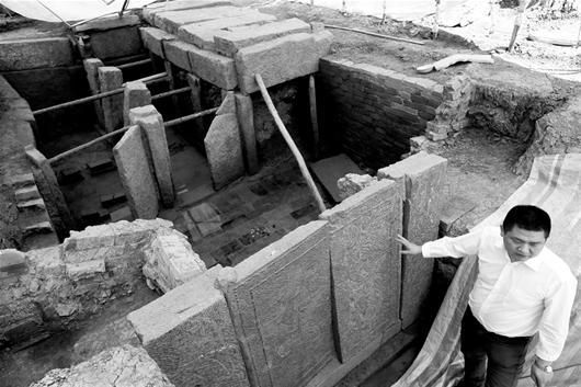 襄阳发现汉代画像石墓 门上刻勇士斗虎画像