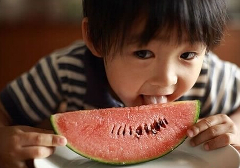 夏季吃西瓜有3个习惯要不得：当正餐当夜宵