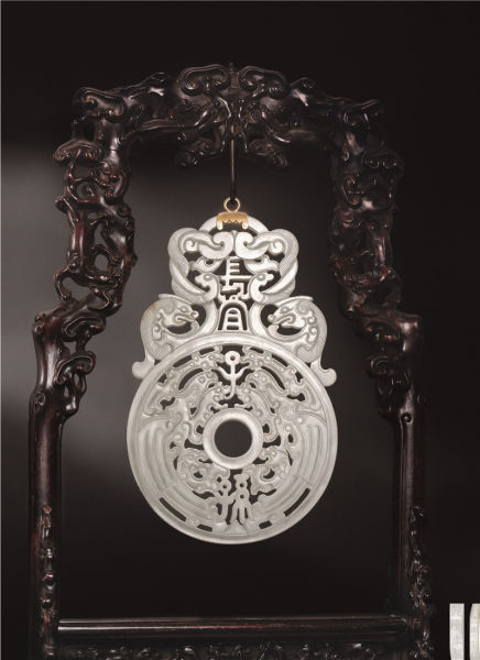 清乾隆白玉凤纹长宜子孙出廓璧 成交价:419.8万元