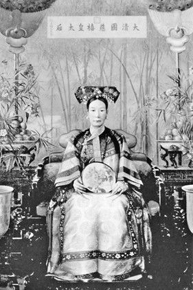 慈禧生前最后一幅油画像：锦衣华服 表情庄严