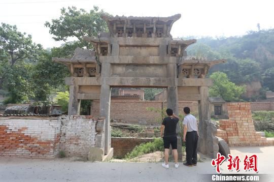 建于清光绪十年(1884年)的“康氏节孝坊”。 杨正华 摄