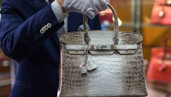 一大波买家正前来拍卖行 加入竞拍奢侈品的行列