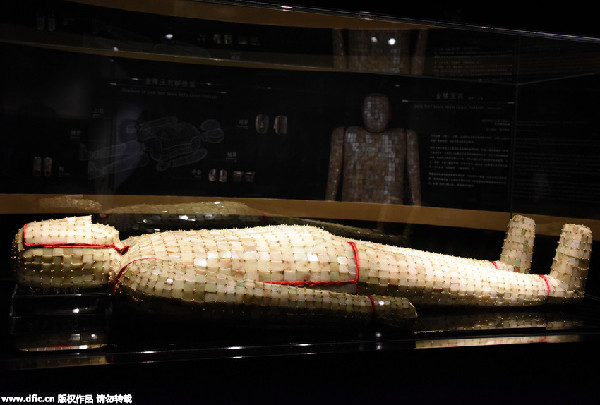 香港最大规模汉代文物展开幕 金缕玉衣等亮相