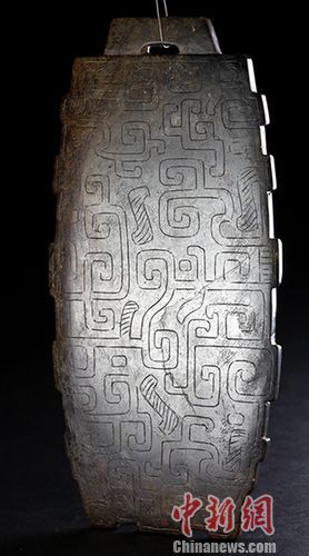 五代 越窑青瓷双绶带耳瓶