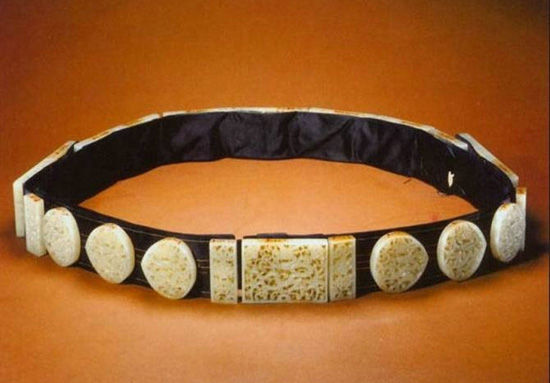 明玉带悬浮腰间成身份地位象征 