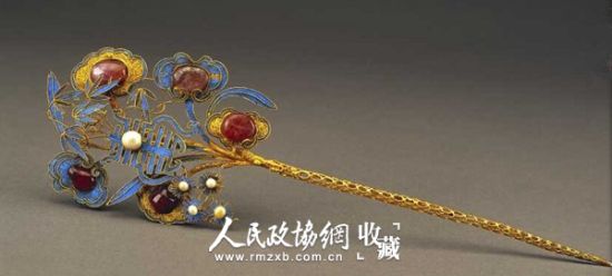 金镶珠石点翠簪,清,长24cm,最宽7.5cm。故宫博物院旧藏