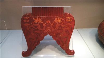 沈阳故宫收藏纳凉团扇展出 图案有清新国画风