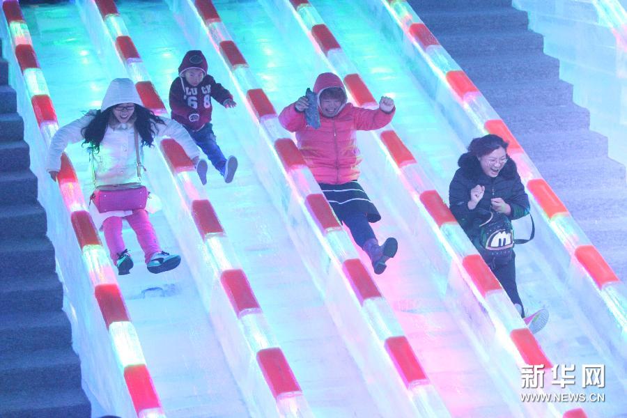 #（晚报）（1）山东蓬莱暑期举行大型冰雕展