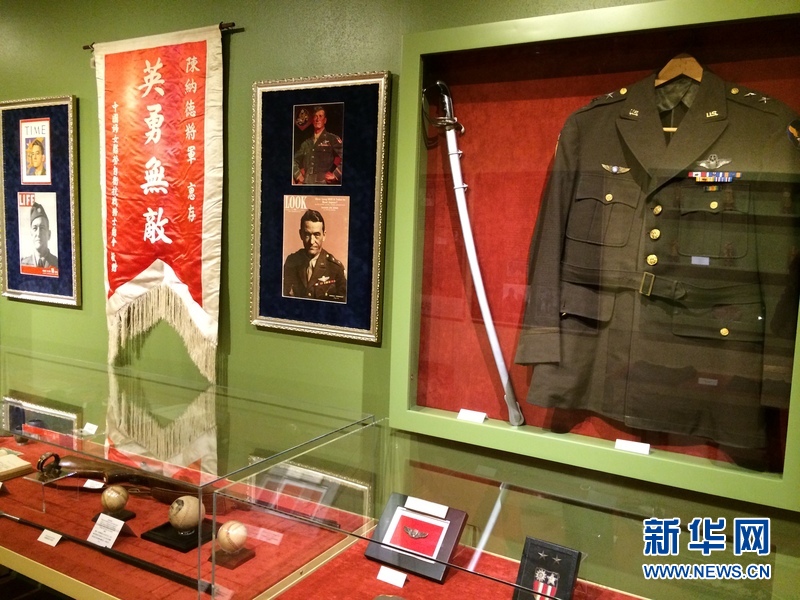 矗立在博物馆大门入口处的飞虎队陈纳德将军塑像。新华网记者 张永兴