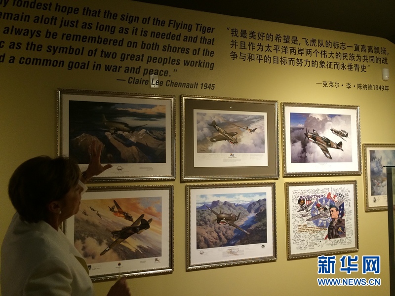 矗立在博物馆大门入口处的飞虎队陈纳德将军塑像。新华网记者 张永兴