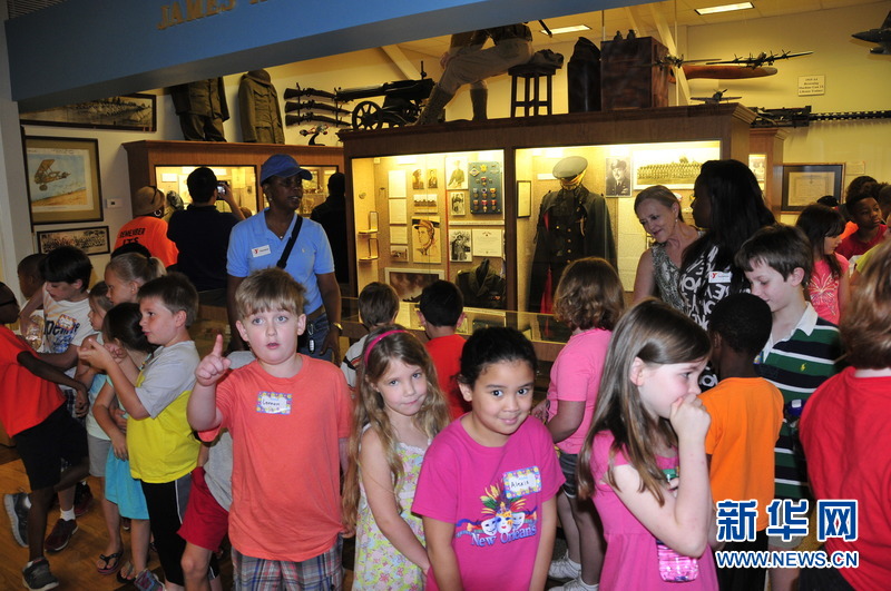 矗立在博物馆大门入口处的飞虎队陈纳德将军塑像。新华网记者 张永兴