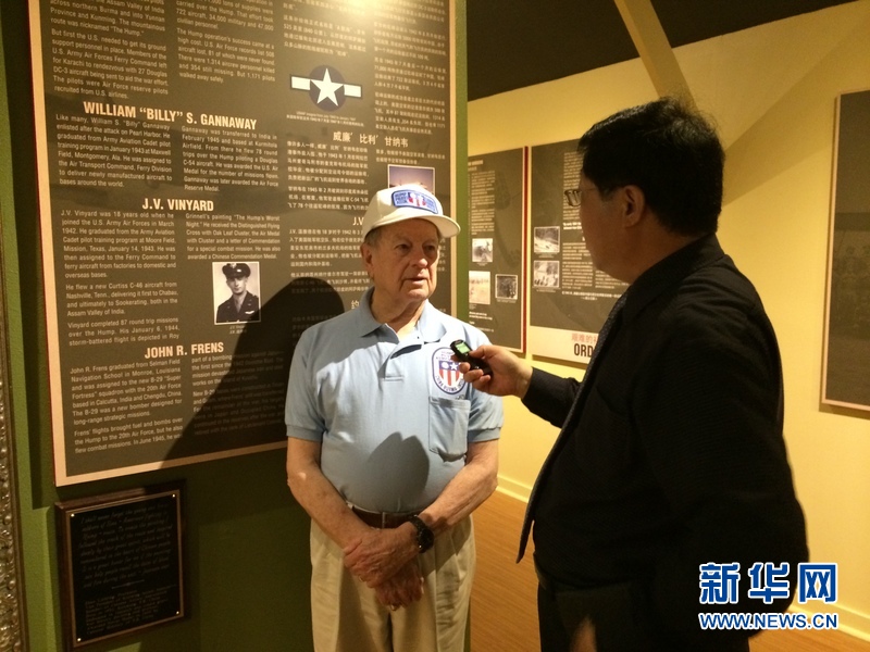 矗立在博物馆大门入口处的飞虎队陈纳德将军塑像。新华网记者 张永兴