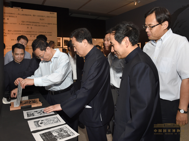 雒树刚部长亲手油印了一张抗战时期的木刻版画