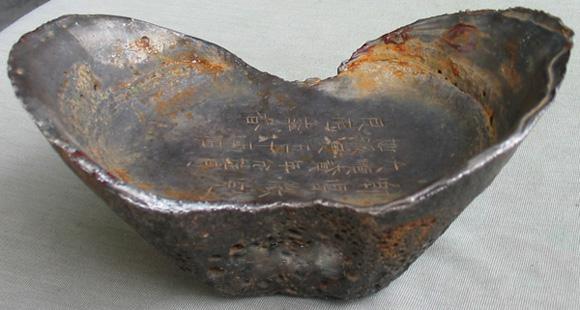 根据史料记载,当时在四川流传着这样一首民谣:“石牛对石鼓,金银万万五”,而在2005年的时候,岷江施工大队在岷江河段施工时真的从水中打捞出来了一对石牛,此消息一出,人们兴奋不已,很自然的就将这对石牛与张献忠的宝藏联想到了一起。