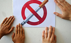 史上最严&ldquo;禁烟令&rdquo;发挥威力 烟民到室外抽烟