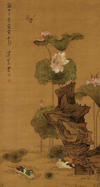《荷花鸳鸯图》陈洪绶   此图以“出污泥而不染，濯青莲而不妖”的荷花为题，花朵清丽，或含苞，初绽、或怒放，多姿多态；枝叶带露，娉婷舒展，俯仰欹侧；湖石雄奇，锐利坚崚，厚重沉凝。两只彩蝶在空中翩翩起舞，一对鸳鸯在水面戏水悠然，打破了一池碧水的宁静。一只青蛙正隐伏于石后的荷叶上觊觎甲虫，弓身欲动，给画面平添了几许生机与意趣，从中可见画家善于观察的细心与状物精微的匠心。