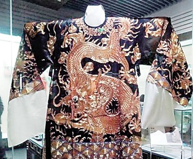 黑蟒戏服二两黄金打造 纯金线绣成五爪金龙等图案