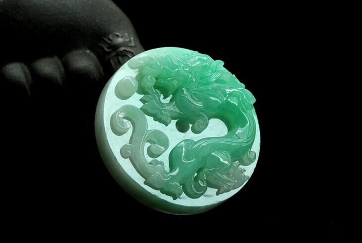 如何挑选翡翠和田玉饰品