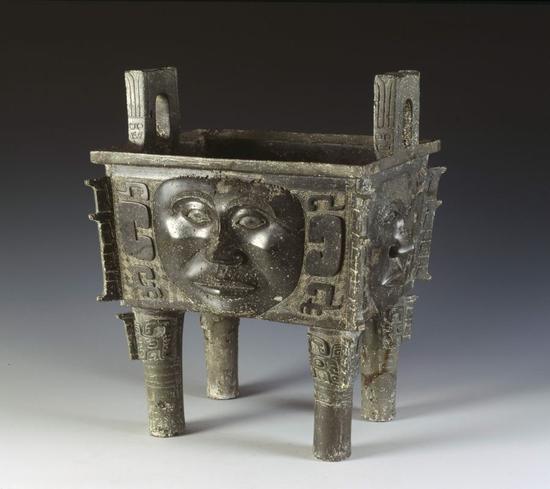 大禾方鼎的人脸纹饰近似于蒙古人种，双耳上侧还装饰了曲折角，下侧有兽面纹的腿和足，整体以云雷纹为地纹