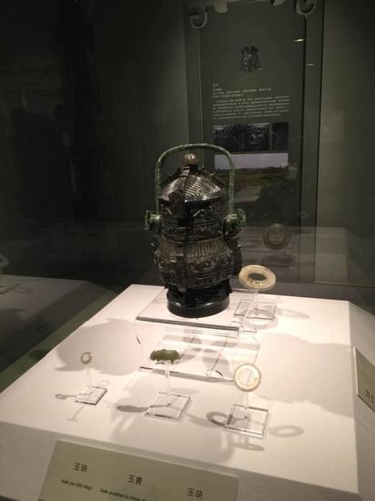 戈卣腹中藏的玉熊、玉环等多枚玉器