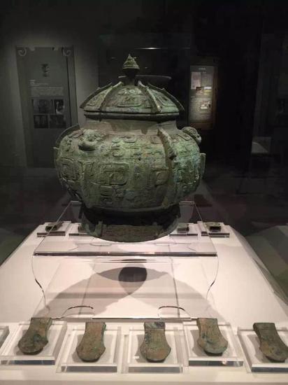 兽面纹瓿出土时，腹中整齐排列着多枚铜斧