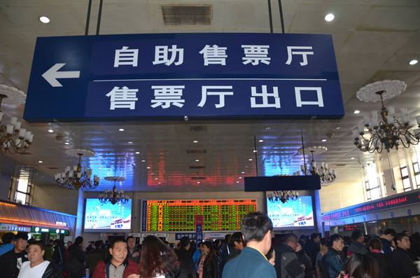 记者体验春运首日购票 热门城市仍一票难求