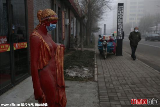 京城雕像戴口罩呼唤蓝天