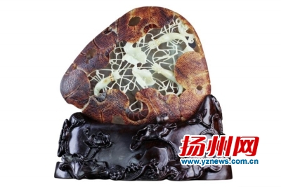 玉雕大师玉皮上开洞掏空内部杂质