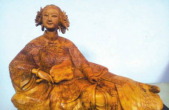 四川民间艺人耗两月创作侍女木雕获全国金奖