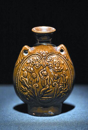 北朝褐绿釉印花扁瓶体现东西融合