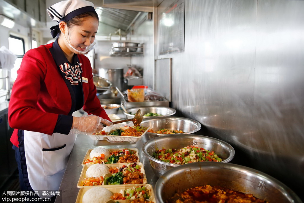 舌尖上的春运 那些你没见过的火车餐