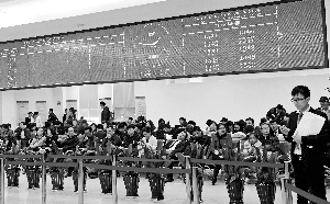 多地楼市开春火爆 深圳南京现裹棉被连夜抢房景象