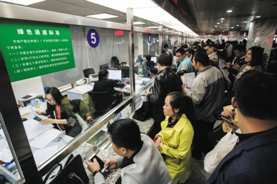 北京二手房成交暴增 &ldquo;税号&rdquo;炒至万元市民通宵排队